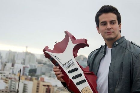 Presentan guitarra con forma del mapa del Perú