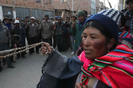 Puno: Pobladores de Paratía queman instalaciones de minera