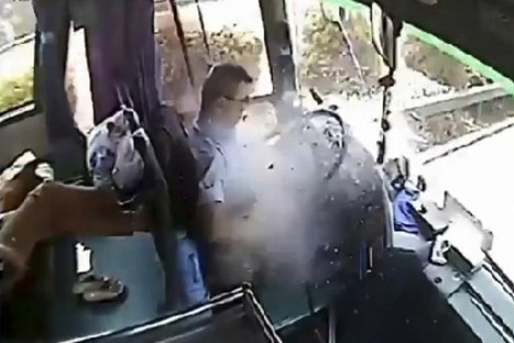 VIDEO: Conductor chino logra salvar la vida de sus pasajeros pese a estar herido