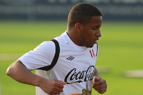 Jefferson Farfán fue evacuado de emergencia a una clínica