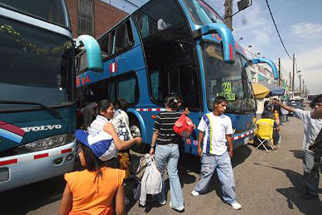 Pasajes al interior del país suben por feriado largo