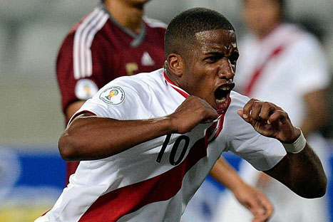 Perú venció 2-1 a Venezuela y salió del fondo de la tabla