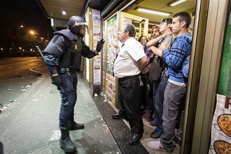 VIDEO: Conoce a Alberto Casillas, el camarero 'héroe' de los manifestantes del 25S en España