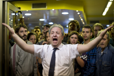 VIDEO: Conoce a Alberto Casillas, el camarero 'héroe' de los manifestantes del 25S en España