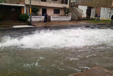 Rotura de tubería matriz afectó varias viviendas en Villa María del Triunfo