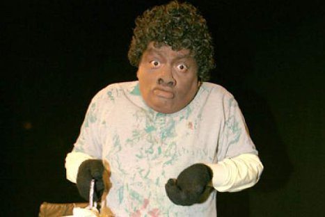 Piden salida del 'Negro Mama' de la TV por promover el odio racial