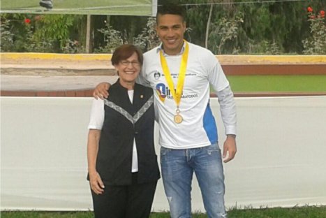 Paolo Guerrero recibió la Medalla de Lima de manos de Susana Villarán – VIDEO