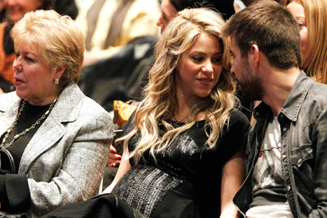 FOTOS: Shakira luce embarazo junto a Piqué en presentación del libro de su padre