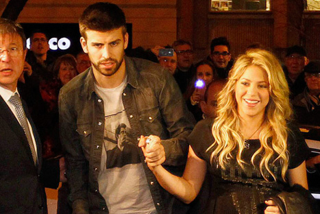 FOTOS: Shakira luce embarazo junto a Piqué en presentación del libro de su padre