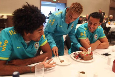 Neymar celebró sus 21 años junto a la selección brasileña – FOTOS