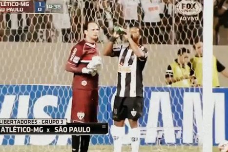 Ronaldinho da pase de gol después que arquero rival le cediera agua - Video