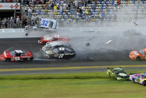 Terrible accidente en el NASCAR deja más de 30 heridos – VIDEO