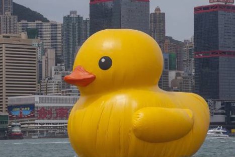 Puerto de Hong Kong es 'invadido' por pato de goma gigante – FOTOS