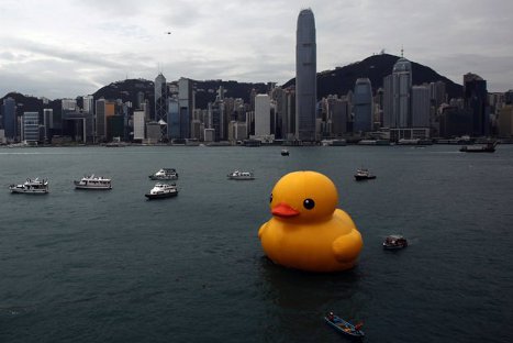 Puerto de Hong Kong es 'invadido' por pato de goma gigante – FOTOS