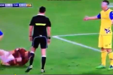 ¿Es esta la peor simulación de una falta en el fútbol? - VIDEO