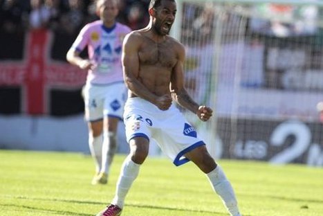 Golazo desde más de 60 metros en el fútbol francés - VIDEO