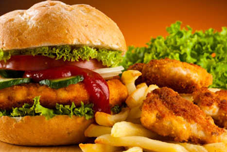Gobierno promulga ley para regular publicidad de 'comida chatarra'