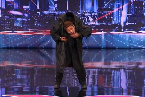 ¡Mira el increible baile al estilo matrix! - Video