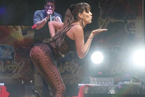 Tilsa Lozano modeló 'a oscuras' tras corte de luz en pleno de show - VIDEO