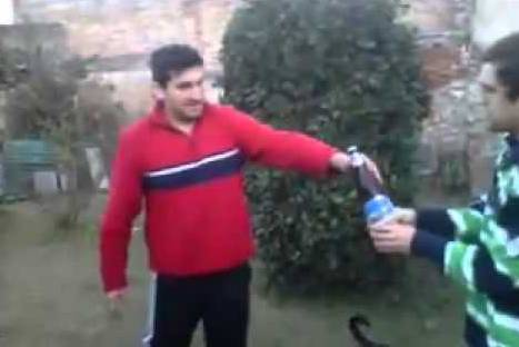 Aprende a abrir botellas de cerveza con una 'chalaca' – VIDEO