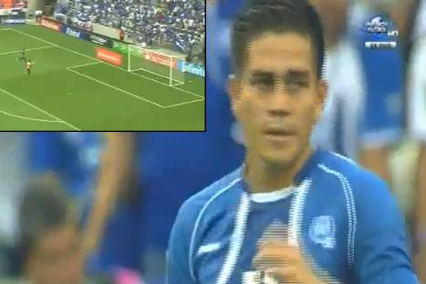 Delantero salvadoreño queda solo ante el arco y falla - VIDEO
