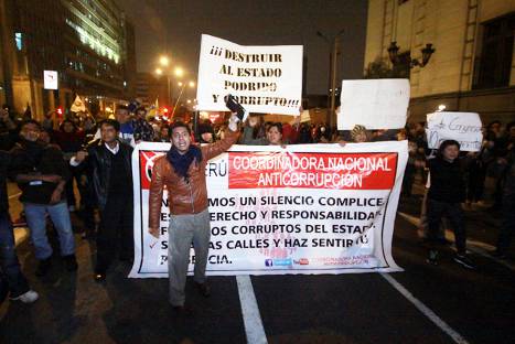 Cientos de ciudadanos salieron a marchar por las calles del Centro de Lima