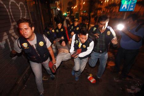 Cientos de ciudadanos salieron a marchar por las calles del Centro de Lima