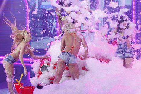 Bellezas de 'El Gran Show' deslumbran con sensual baile – VIDEO