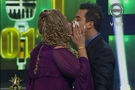Yo Soy: 'Lucía de la Cruz' besó en la boca a Adofo Aguilar – VIDEO