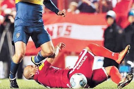 Jugador argentino perdió tres dientes al intentar evitar un gol - VIDEO