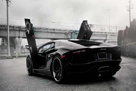 ¡Increíble! Conductor de Lamborghini sale ileso luego que el auto se partiera en dos