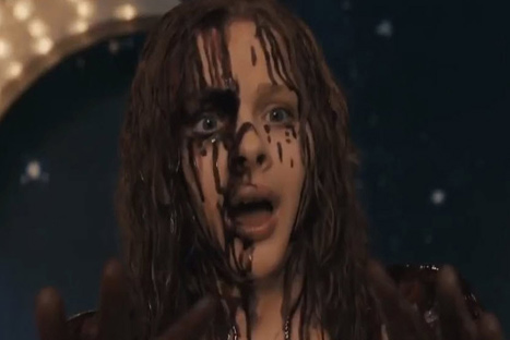 Promocionan película 'Carrie' con un broma en una cafetería