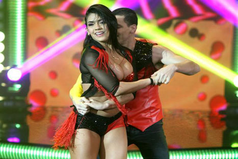 Gran Show: Vania Bludau sufre pequeño incidente con su vestuario - VIDEO