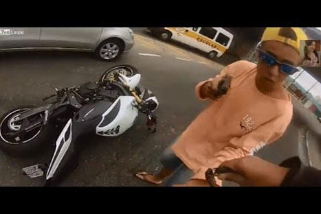 Joven filma cómo le robaban su moto y acto seguido un policía dispara al ladrón - VIDEO