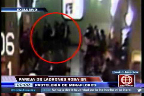 Pareja de ladrones irrumpe en pastelería de Miraflores para robar - VIDEO