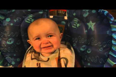 Tierno: Bebé se emociona al escuchar a su mamá cantar - VIDEO