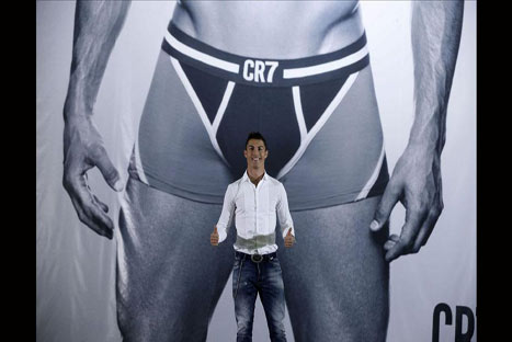 Aparece gigantografía de Cristiano Ronaldo en ropa interior - FOTOS Aparece gigantografía de Cristiano Ronaldo en ropa interior - FOTOS