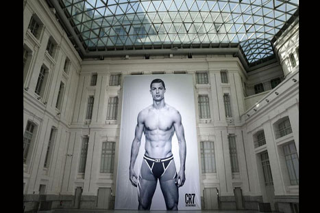 Aparece gigantografía de Cristiano Ronaldo en ropa interior - FOTOS