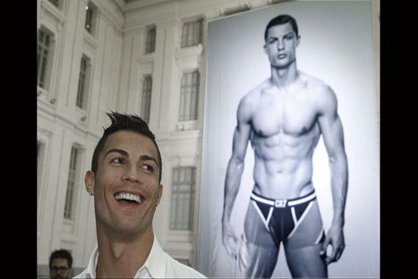 Aparece gigantografía de Cristiano Ronaldo en ropa interior - FOTOS Aparece gigantografía de Cristiano Ronaldo en ropa interior - FOTOS