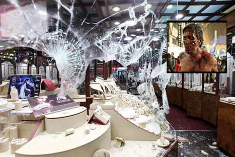 Delincuentes asaltan joyería vestidos de zombies y momias.