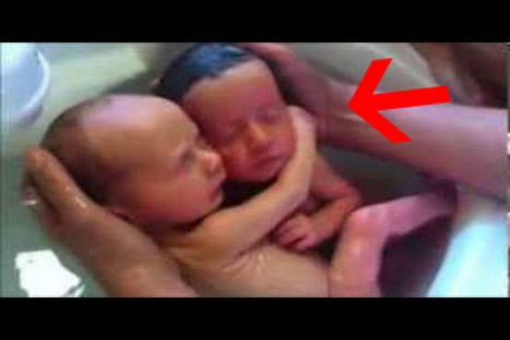 Enternecedor: Baño de dos mellizos causa ternura y se convierte en viral - VIDEO