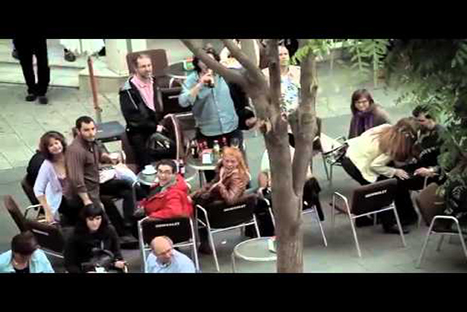 Un orquesta toca el himno de la alegría por una moneda - VIDEO