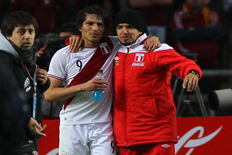 Paolo Guerrero defiende al 