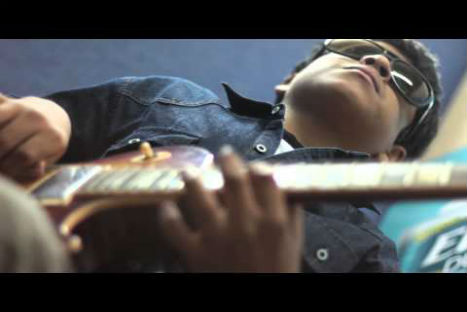 Talentoso joven ciego compone una canción de navidad - VIDEO
