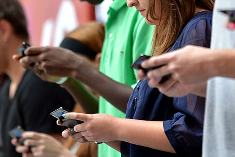 Adictos al celular: usarlo más de 15 horas al día produciría tumores cerebrales