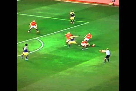 Mire la reacción de un árbitro cuando un jugador hace un mal pase-VIDEO