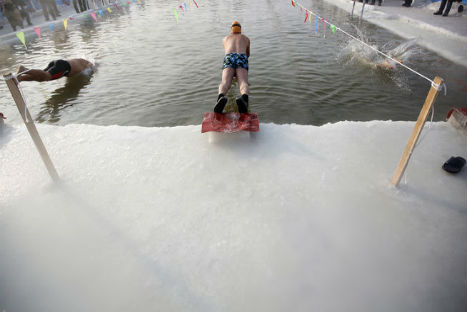 Extremo: en China existe una competencia para nadar ... ¡en hielo!