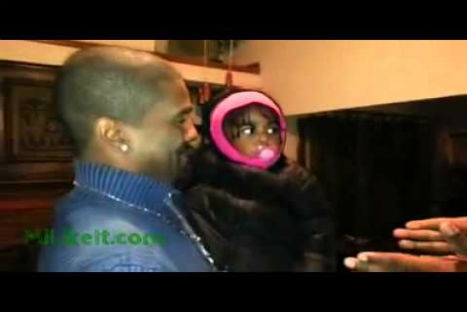 Bebé pasa un mal rato al conocer al gemelo de su papá -VIDEO