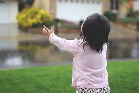 Tierno video de una pequeña cuando 'descubre la lluvia' -VIDEO