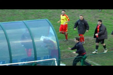 Jugador fue expulsado por 'celebrar violentamente' - VIDEO